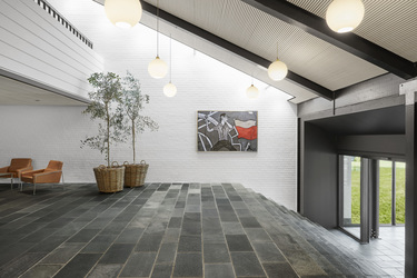 Metalskolen Jørlunde -  1. Adgang til reception via  hovedindgang