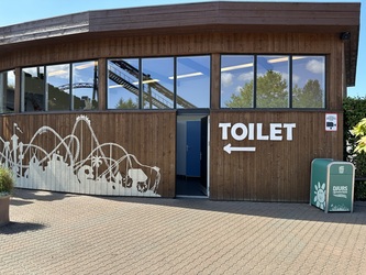 Djurs Sommerland -  Toilet før indgangen