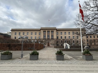 Gentofte Rådhus - Hovedbygningen -  Indgang til venstre for hovedindgangen