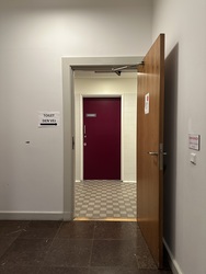 Gentofte Rådhus - Hovedbygningen -  Indgang til venstre for hovedindgangen