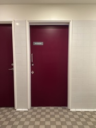 Gentofte Rådhus - Hovedbygningen -  Indgang til venstre for hovedindgangen
