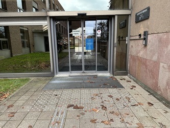 Gentofte Rådhus - Hovedbygningen -  Indgang til venstre for hovedindgangen