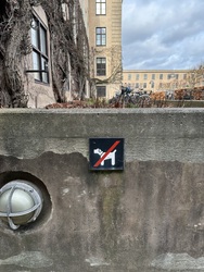 Gentofte Rådhus - Hovedbygningen -  Indgang til venstre for hovedindgangen