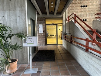 Gentofte Rådhus - Hovedbygningen -  Indgang til venstre for hovedindgangen
