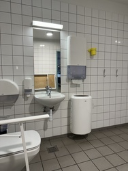 Billund Lufthavn - Afrejse - Toilet ved Gate  8-10 / WHSmith