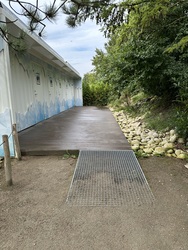 Randers Regnskov - Toilet udendørs ved Istid