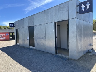 Naturkraft - Toilette am Eingang nacht dem Kartenverkauf