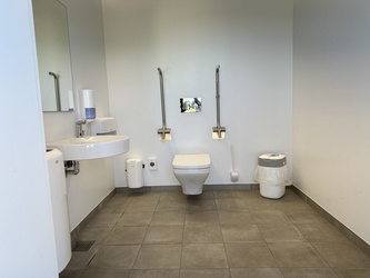 Naturkraft - Toilette am Eingang nacht dem Kartenverkauf