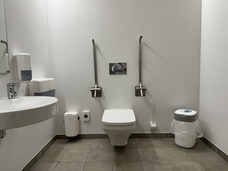 Naturkraft - Toilette am Eingang nacht dem Kartenverkauf