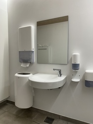 Naturkraft - Toilette am Eingang nacht dem Kartenverkauf