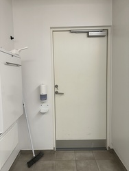 Naturkraft - Toilette am Eingang nacht dem Kartenverkauf