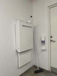 Naturkraft - Toilette am Eingang nacht dem Kartenverkauf