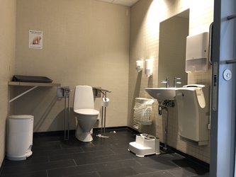Hillerød Hovedbibliotek - Toilet ved indgangen