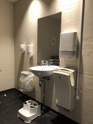 Hillerød Hovedbibliotek - Toilet ved indgangen