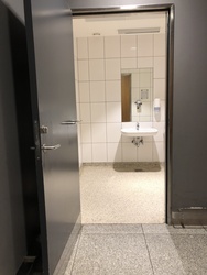 Flughafen Kopenhagen - Terminal 2 - Toilette neben dem Norwegian Check-in-Schalter