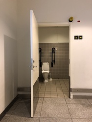 Flughafen Kopenhagen - Terminal 2 - Toiletten bei P8