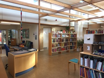 Hanebjerg Skole, Afd. Brødeskov - 2. Udskoling, samlingssal og skolebibliotek