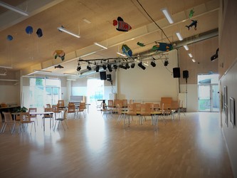 Hanebjerg Skole, Afd. Brødeskov - 2. Udskoling, samlingssal og skolebibliotek