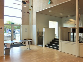 Hanebjerg Skole, Afd. Brødeskov - 2. Udskoling, samlingssal og skolebibliotek
