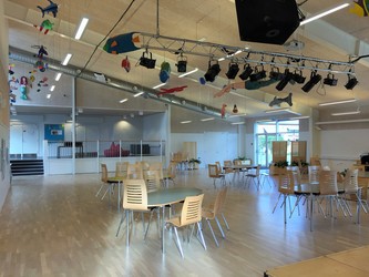 Hanebjerg Skole, Afd. Brødeskov - 2. Udskoling, samlingssal og skolebibliotek