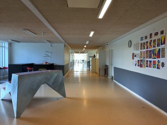 Hanebjerg Skole, Afd. Brødeskov - 2. Udskoling, samlingssal og skolebibliotek
