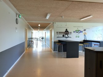 Hanebjerg Skole, Afd. Brødeskov - 2. Udskoling, samlingssal og skolebibliotek