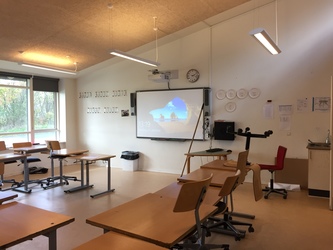 Hanebjerg Skole, Afd. Brødeskov - 2. Udskoling, samlingssal og skolebibliotek