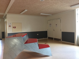 Hanebjerg Skole, Afd. Brødeskov - 2. Udskoling, samlingssal og skolebibliotek