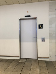 Flughafen Kopenhagen - Toiletten (nach Sicherheitskontrolle) - bei Gate B2