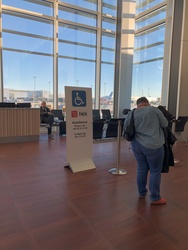 Flughafen Kopenhagen - Toiletten (nach Sicherheitskontrolle) - neben Falck Assistance (B)