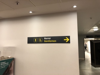 Flughafen Kopenhagen - Toilette (nach Sicherheitsdienst) in Verbindung mit den Geschäften in Terminal 2