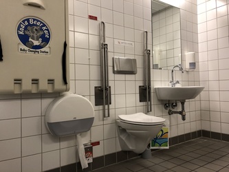 Flughafen Kopenhagen - Toiletten (nach Sicherheitskontrolle) - bei Gate D101