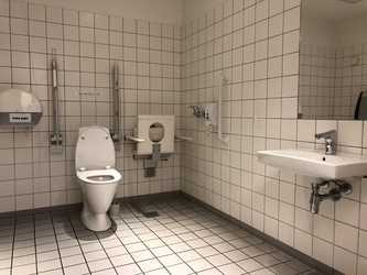 Flughafen Kopenhagen - Toiletten (nach Sicherheitskontrolle) - Toilette im Hilfezentrum