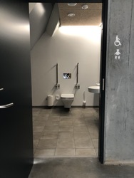 Naturkraft - Toilet ved indgangen i stueplan i udstillingen