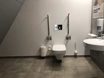 Naturkraft - Toilet ved indgangen i stueplan i udstillingen