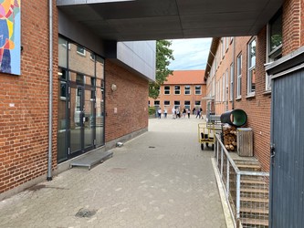 Mølleskolen Ry - 2. Østfløjen - stueplan via indgang fra skolegården