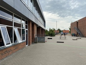 Mølleskolen Ry - 2. Østfløjen - stueplan via indgang fra skolegården