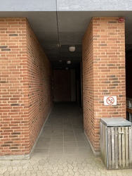 Mølleskolen Ry - 2. Østfløjen - stueplan via indgang fra skolegården