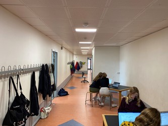 Mølleskolen Ry - 2. Østfløjen - stueplan via indgang fra skolegården