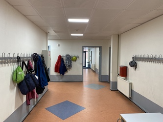 Mølleskolen Ry - 2. Østfløjen - stueplan via indgang fra skolegården