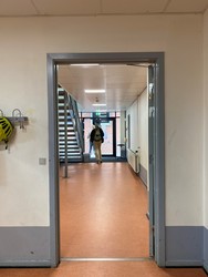 Mølleskolen Ry - 2. Østfløjen - stueplan via indgang fra skolegården