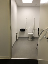 Severin - Toilette neben Garderoben