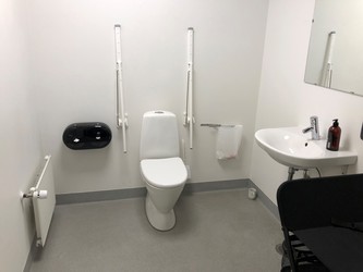 Severin - Toilette neben Garderoben