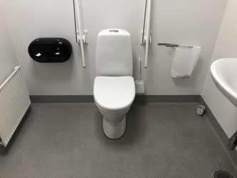 Severin - Toilette neben Garderoben