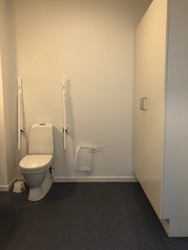 Severin - Toilette neben "Årstiden"