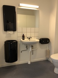 Severin - Toilette neben "Årstiden"